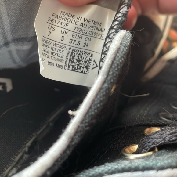 Low top black converse lightly loved size 7 women’s - Picture 3 of 3